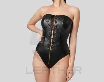 Body de mujer negro de cuero sin tirantes con corsé de cordones en la parte delantera y cremallera trasera.