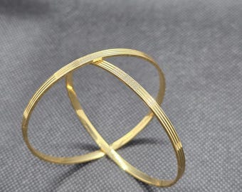 Conjunto de brazalete minimalista clásico en tono dorado