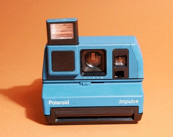 Cámara instantánea Polaroid Impulse 600 vintage de color azul brillante