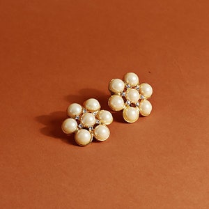 Vintage 80s Faux Beige Pearl Gold Tone Cluster Clip On Statement Earrings