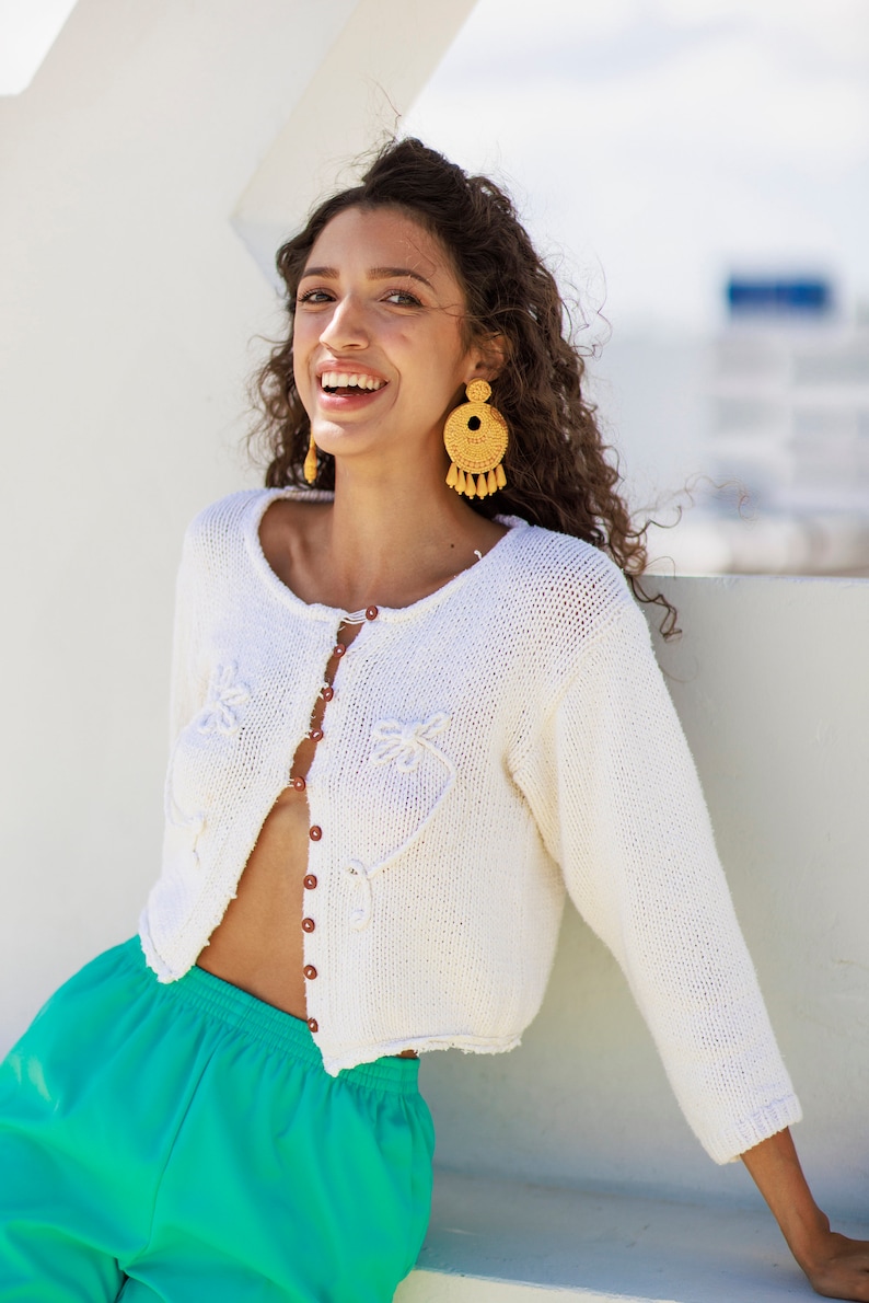 90s Light Beige Hand Embroidered Cropped Sweater Top Vintage Buttoned Knit Crop Cardigan image 4