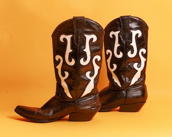 Botas vaqueras estilo western de los años 70: cuero blanco y negro con remolinos y punta puntiaguda - Talla 8