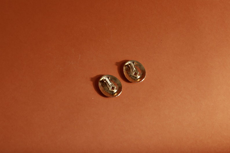 Vintage 80s Gold Tone Marble Stamped Clip On Statement Earrings image 2