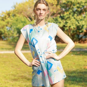 70er Jahre hellblauer Zeitungs Grafik Strampler Vintage Baumwolle Neuheit Druck Playsuit