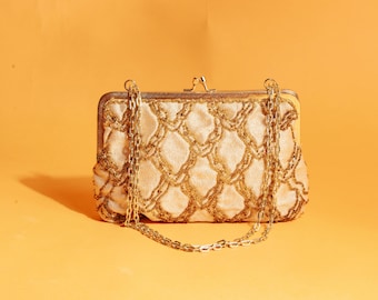 Cartera de mano vintage de cadena dorada con adornos de cuentas doradas de los años 60