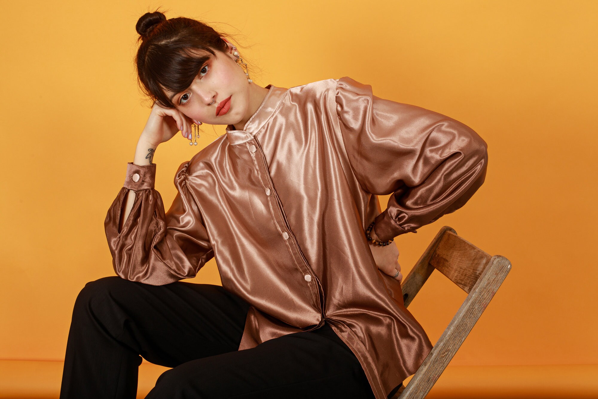 美品　80年代　MOSCHINO ヴィンテージ　ブラウス　長袖 80年代 ライトブロンズ ハイカラー ブラウス ヴィンテージ 光沢