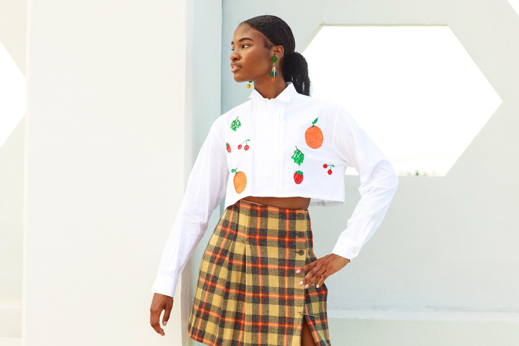 80s White Fruit Orange Strawberry Hand Painted Embroidered Crop Top Vintage Reworked Blouse