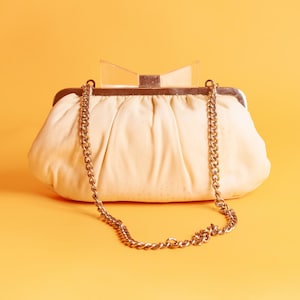 90er Jahre Ivory Satin Kette Clutch Geldbörse Vintage Gold Kettengriff Klar Schleife Abend Clutch