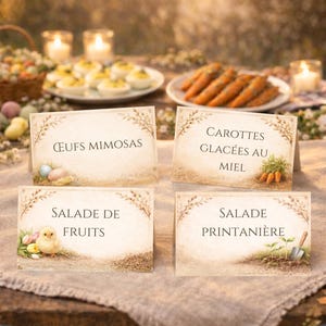 Peut inclure: Quatre étiquettes décoratives pour aliments avec du texte en français, avec des illustrations d'œufs de Pâques, de carottes, d'un poussin et d'outils de jardinage. Les étiquettes sont sur une table en bois avec de la nourriture et des bougies en arrière-plan.