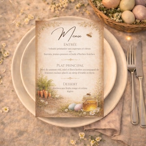 Peut inclure: Une carte de menu de style vintage avec le mot "Menu" en haut, avec une illustration d'abeille. Le menu comprend du texte français pour l'entrée, le plat principal et le dessert. La carte est placée sur une assiette blanche, avec un panier d'œufs de Pâques aux couleurs pastel en arrière-plan.