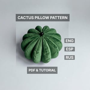 Puede incluir: Una taza de cerámica blanca con un asa negra y el texto "But First, Coffee" en negro, con una fuente de estilo manuscrito. La taza está sobre una superficie blanca.