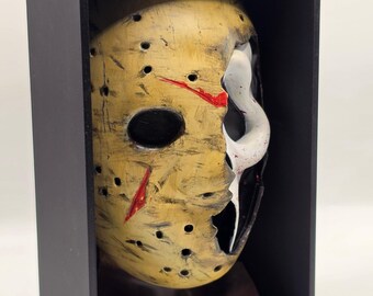 Cantinho de leitura com máscaras do Ghostface e do Jason, pintado à mão.