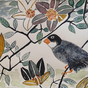 Op de afbeelding: Aquarel schilderij van een vogel die op een tak zit, omringd door gestileerde bloemen en bladeren. De vogel heeft een zwarte kop, een grijs lichaam en een oranje snavel en poten. De bloemen zijn in tinten geel, grijs en paars, met groene bladeren.