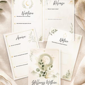 Può includere: Un set di pagine di diario color crema con illustrazioni botaniche e accenti dorati. Le pagine includono intestazioni come Nurture, Release, Arrive, Notice e Stillness Within, con spunti per l'autoriflessione e righe per scrivere.