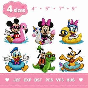 Può includere: Un set di ricami digitali con sei personaggi Disney in temi estivi, tra cui Topolino, Minnie, Paperina, Paperino, Pippo e Pluto. Il testo 4 sizes 4" 5" 7" 9" e i formati di file JEF, EXP, DST, PES, VP3, HUS sono chiaramente visibili.