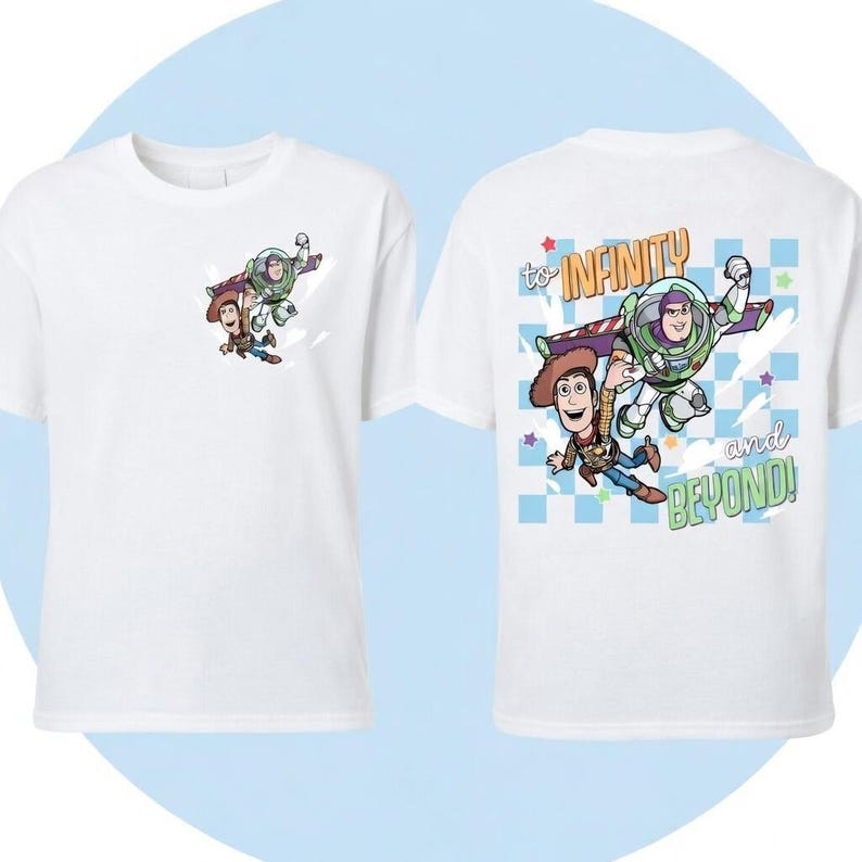 Pode incluir: Camiseta branca com um gr&aacute;fico colorido de Buzz Lightyear e Woody de Toy Story. A frente da camiseta mostra os personagens em voo, enquanto a parte de tr&aacute;s exibe a frase "to INFINITY and BEYOND!" em uma fonte divertida.