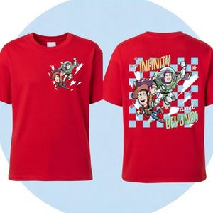Pode incluir: Duas camisetas vermelhas com um desenho animado de Woody, Buzz Lightyear e a frase "to infinity and beyond!" A frente da camisa mostra os personagens em a&ccedil;&atilde;o. A parte de tr&aacute;s da camisa tem os mesmos personagens com a frase.