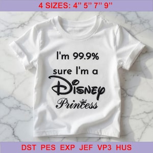 Könnte beinhalten: Weißes T-Shirt mit dem Text "I'm 99.9% sure I'm a Disney Princess" in Schwarz. Erhältlich in 4 Größen: 10,16 cm, 12,7 cm, 17,78 cm und 22,86 cm. Das T-Shirt hat kurze Ärmel und einen Rundhalsausschnitt.