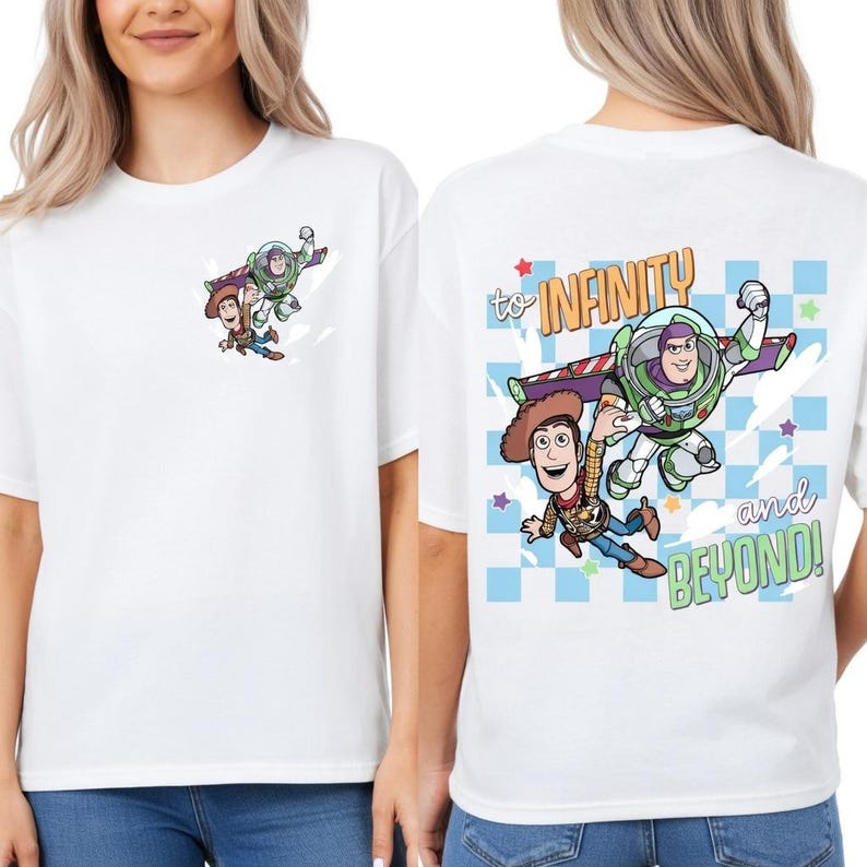 Pode incluir: Camiseta branca com um desenho animado de Woody e Buzz Lightyear. A parte de tr&aacute;s da camisa tem a frase "to INFINITY and BEYOND!" com os mesmos personagens. O design inclui azul, verde, marrom e amarelo.