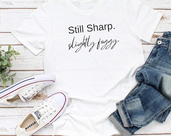 Still Sharp Slightly Foggy T-Shirt - Gehirn Nebel Humor für Frauen über 40