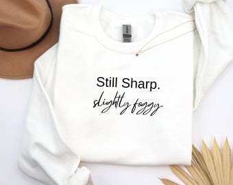 Still Sharp Slightly Foggy Sweatshirt mit Rundhalsausschnitt - Brain Fog Humor für Frauen über 40