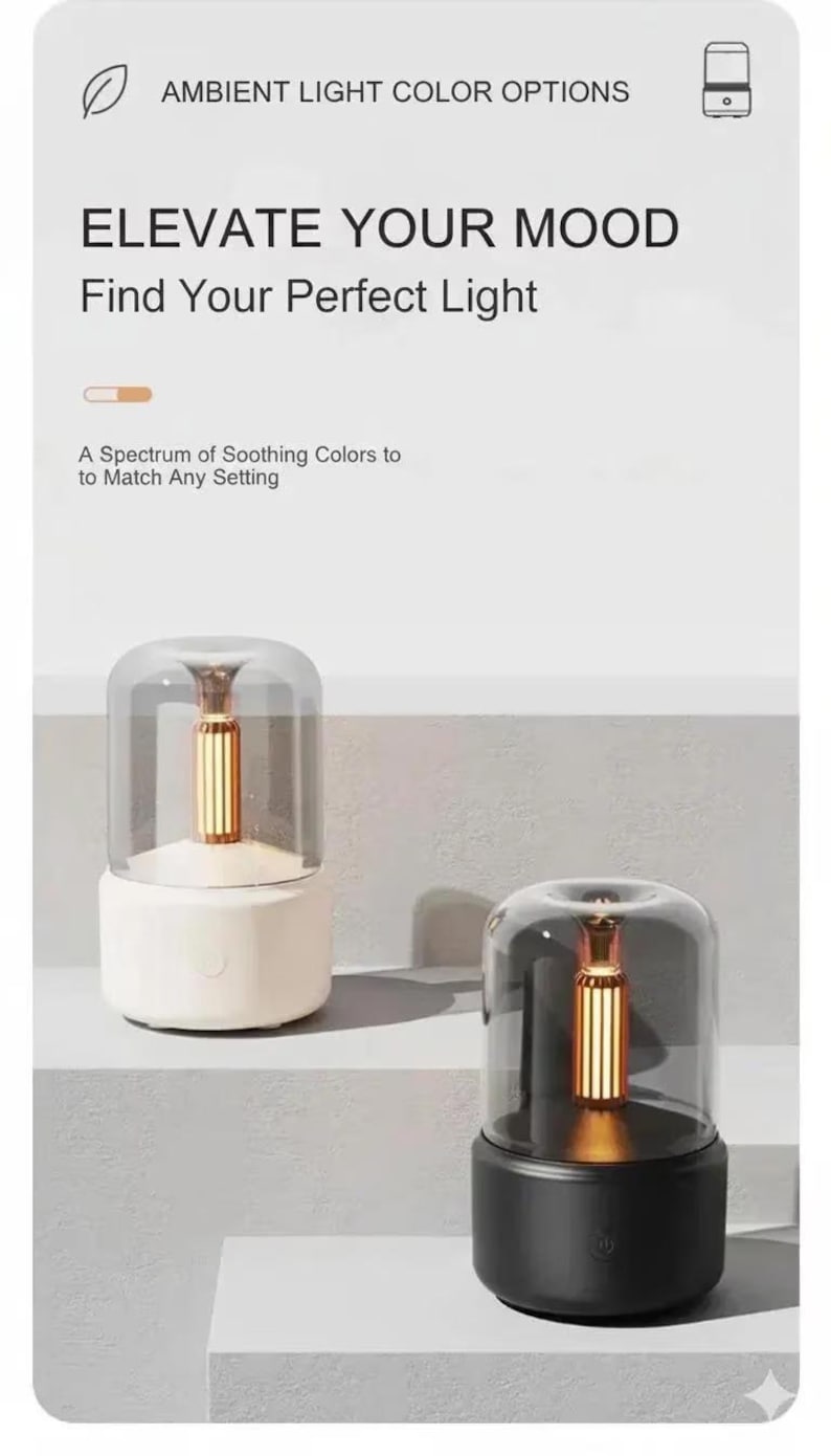 Pu&ograve; includere: Due lampade a luce ambientale con coperchi trasparenti e arrotondati. Una lampada ha una base bianca, l'altra una base nera. Le lampade hanno una luce interna dorata. Il testo sull'immagine recita "ELEVATE YOUR MOOD Find Your Perfect Light."