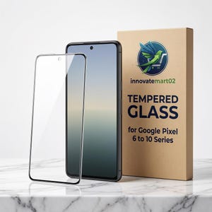 Peut inclure: Un protecteur d'écran en verre trempé transparent placé à côté d'un smartphone et de son emballage en carton. La boîte porte le texte "innovatemart02 TEMPERED GLASS for Google Pixel 6 to 10 Series" et un logo d'oiseau vert avec un chariot.