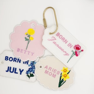 Colgante para bolso totalmente personalizado bordado / Icono de flor de nacimiento / Mosquetón dorado / Etiqueta de tela para bolso
