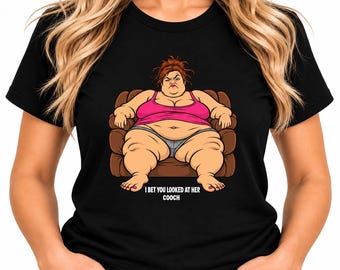 Divertente maglietta con donna in poltrona reclinabile in stile cartone animato - Top rosa e spassoso design "Scommetto che hai guardato la sua figa"