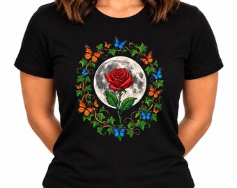 T-shirt romantica a tema botanico: rosa rossa, luna piena ed edera con farfalle