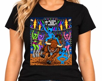 T-shirt colorata in stile fumetto retrò con alieno a cavallo di un toro - Fiamme al neon e scritta audace "Gli alieni cavalcano più forte"