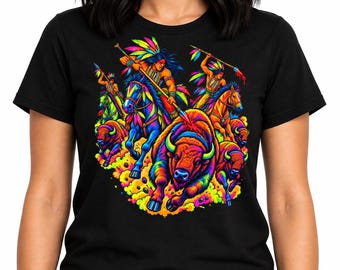 T-shirt grafica psichedelica / Illustrazione colorata di caccia al bisonte e a cavallo dei nativi americani
