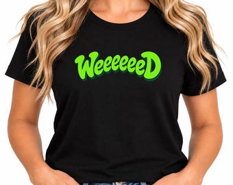 Maglietta giocosa a tema cannabis / Design verde neon con la scritta "WeeeeeeD" in lettere a bolle in stile retrò