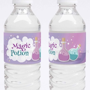 Może przedstawiać: Dwie przezroczyste plastikowe butelki z wodą z fioletowymi i różowymi etykietami z napisem "Magic Potion" i kreskówkowym obrazkiem butelek z miksturą.