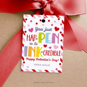 Pu&ograve; includere: Un'etichetta regalo di San Valentino bianca con un bordo a strisce rosso, bianco e rosa. L'etichetta dice "You just hap-pen to be ink-credible! Happy Valentine's Day! From Millie".