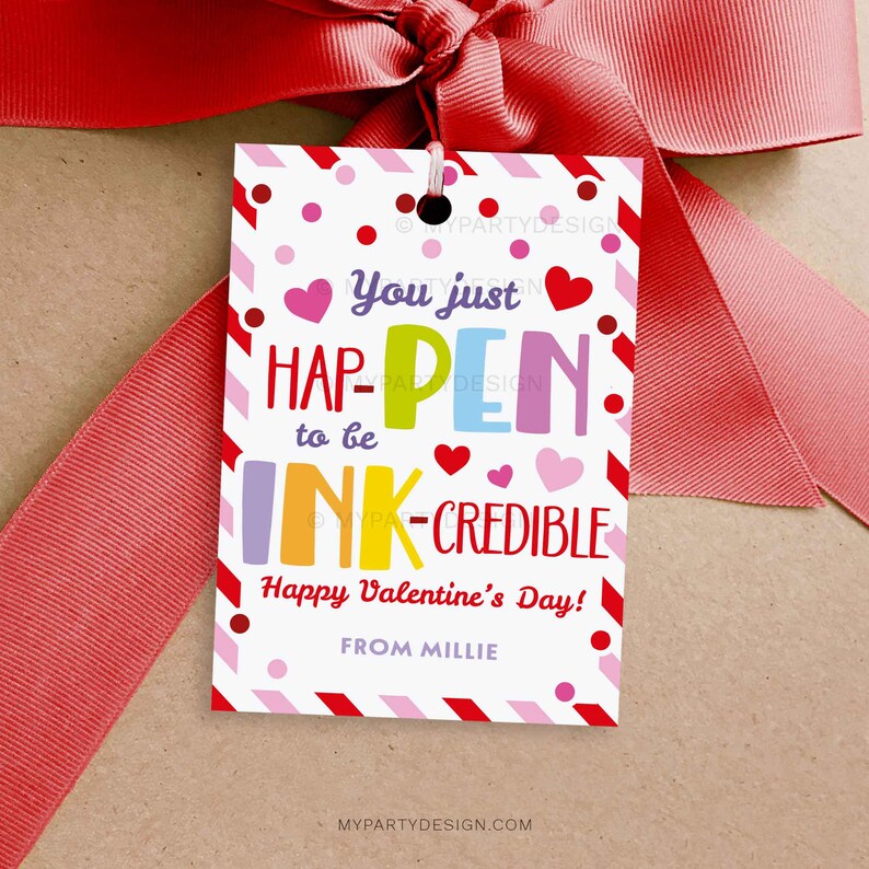 Pu&ograve; includere: Un'etichetta regalo di San Valentino bianca con un bordo a strisce rosso, bianco e rosa. L'etichetta dice "You just hap-pen to be ink-credible! Happy Valentine's Day! From Millie".