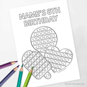 Może przedstawiać: Czarno-biała, drukowalna strona do kolorowania z trzema zabawkami pop-it w kształcie koła, serca i lizaków. Strona zawiera tekst "NAME'S 8TH BIRTHDAY".