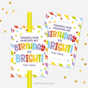 Op de afbeelding: Twee kleurrijke bedankkaartjes met de tekst "Bedankt voor het maken van mijn verjaardag zo helder!" en een ruimte om "van [Naam]" te schrijven. De kaartjes hebben een regenboogstrepenpatroon en confetti.