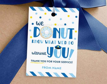 Puede incluir: Una etiqueta de agradecimiento azul y blanca con un donut y una ilustración de un policía. El texto dice "We donut know what we'd do without you! Thank you for your service! From Name."