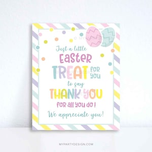 Op de afbeelding: Een kleurrijk printbaar bord met een gestreepte achtergrond en pastelkleurige paaseieren. Het bord zegt "Just a little Easter treat for you to say thank you for all you do! We appreciate you!"