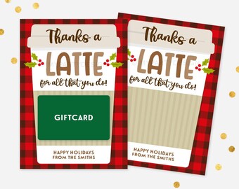 Peut inclure: Deux cartes-cadeaux sur le thème des fêtes avec un motif de tasse à café. Les cartes présentent une bordure à carreaux rouge et noir, les mots "Thanks a LATTE" et "Happy Holidays from the Smiths." Une carte a une zone de carte-cadeau verte.