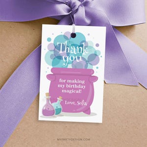 Könnte beinhalten: Ein weißes Dankeschön-Etikett mit einem lila Kessel und blauen Blasen. Der Text lautet "Danke, dass du meinen Geburtstag magisch gemacht hast! Liebe, Sofia".