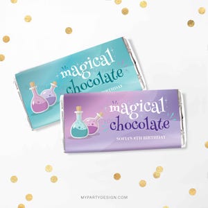 Puede incluir: Dos envoltorios de barra de chocolate morado y azul con un diseño de botella de poción. El texto en los envoltorios dice "chocolate mágico" y "8º cumpleaños de Sofía".
