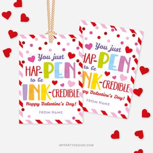 Pu&ograve; includere: Due etichette regalo per San Valentino con sfondo a righe rosso e bianco. Il testo sulle etichette recita "You just hap-pen to be ink-credible. Happy Valentine's Day!" con la possibilit&agrave; di aggiungere un nome.