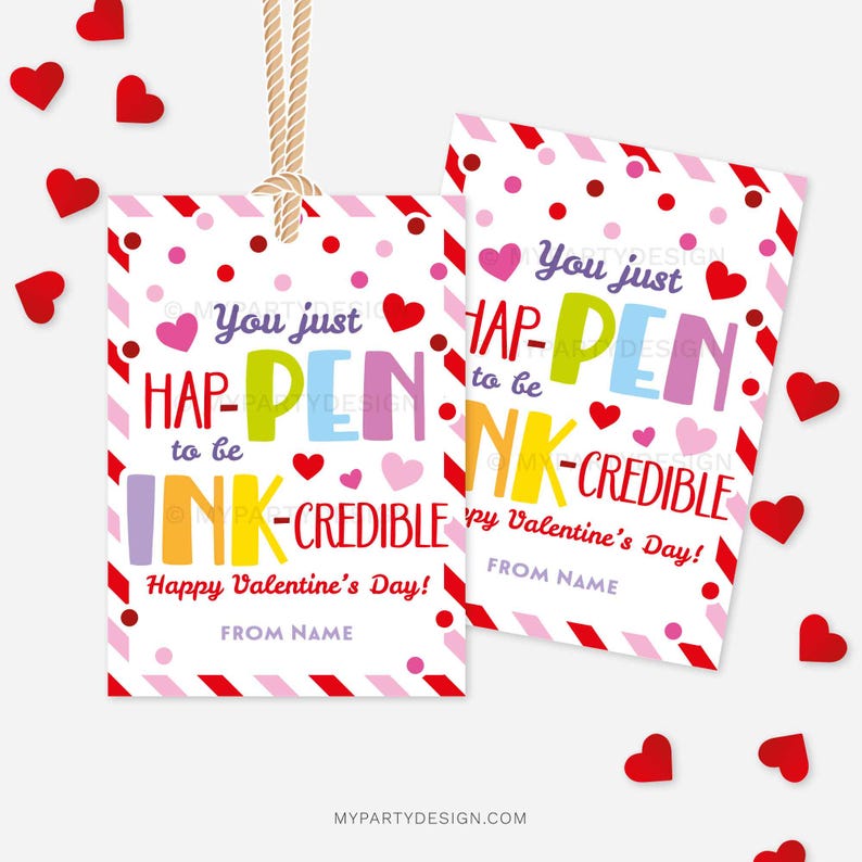 Pu&ograve; includere: Due etichette regalo per San Valentino con sfondo a righe rosso e bianco. Il testo sulle etichette recita "You just hap-pen to be ink-credible. Happy Valentine's Day!" con la possibilit&agrave; di aggiungere un nome.