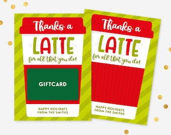 Peut inclure: Deux cartes-cadeaux sur le thème des fêtes avec un motif de tasse à café. Les cartes présentent le texte "Thanks a LATTE for all that you do !" en rouge et vert. Une carte a un rectangle vert avec l'inscription "GIFTCARD". L'autre carte est rouge. Les deux cartes disent "Happy Holidays from the Smiths".