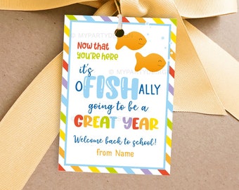 Op de afbeelding: Een kleurrijk terug naar school cadeau-etiket met twee oranje vissen en de tekst "Nu je hier bent, is het OFISHALLY going to be a GREAT YEAR Welkom terug op school! van Name"