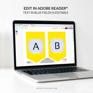Puede incluir: Un ordenador port&aacute;til muestra un dise&ntilde;o de banner digital con las letras "A" y "B" en banderines amarillos. El texto "EDIT IN ADOBE READER&reg; TEXT IN BLUE FIELDS IS EDITABLE" est&aacute; en la parte superior. El sitio web MYPARTYDESIGN.COM est&aacute; en la parte inferior.
