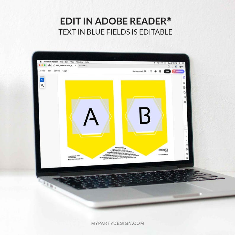 Puede incluir: Un ordenador port&aacute;til muestra un dise&ntilde;o de banner digital con las letras "A" y "B" en banderines amarillos. El texto "EDIT IN ADOBE READER&reg; TEXT IN BLUE FIELDS IS EDITABLE" est&aacute; en la parte superior. El sitio web MYPARTYDESIGN.COM est&aacute; en la parte inferior.