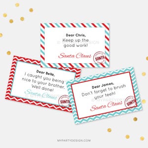 Puede incluir: Tres tarjetas con temática navideña con bordes de chevron rojos y azules. Cada tarjeta tiene un mensaje de Papá Noel, como "Querido Chris, ¡Sigue con el buen trabajo!" y "Querida Bella, te vi ser amable con tu hermano."
